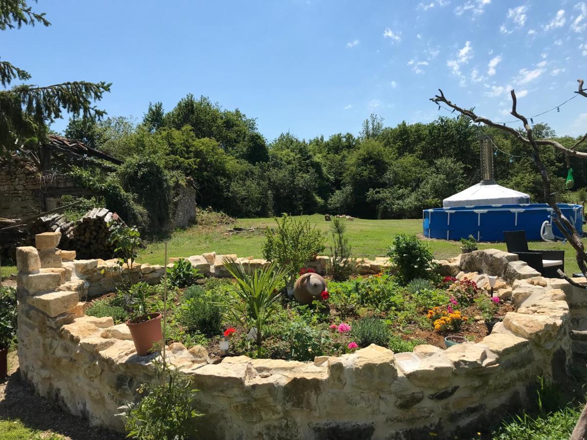 Отель French Fields Luxury Glamping Original Mongolian Yurt Le-Vieux-Cerier Экстерьер фото