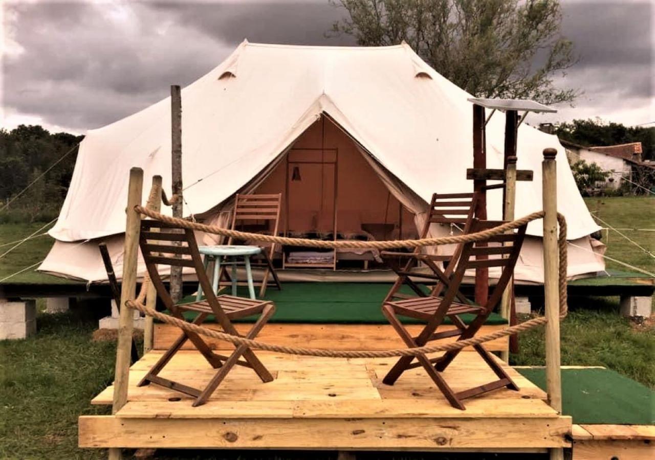 Отель French Fields Luxury Glamping Original Mongolian Yurt Le-Vieux-Cerier Экстерьер фото