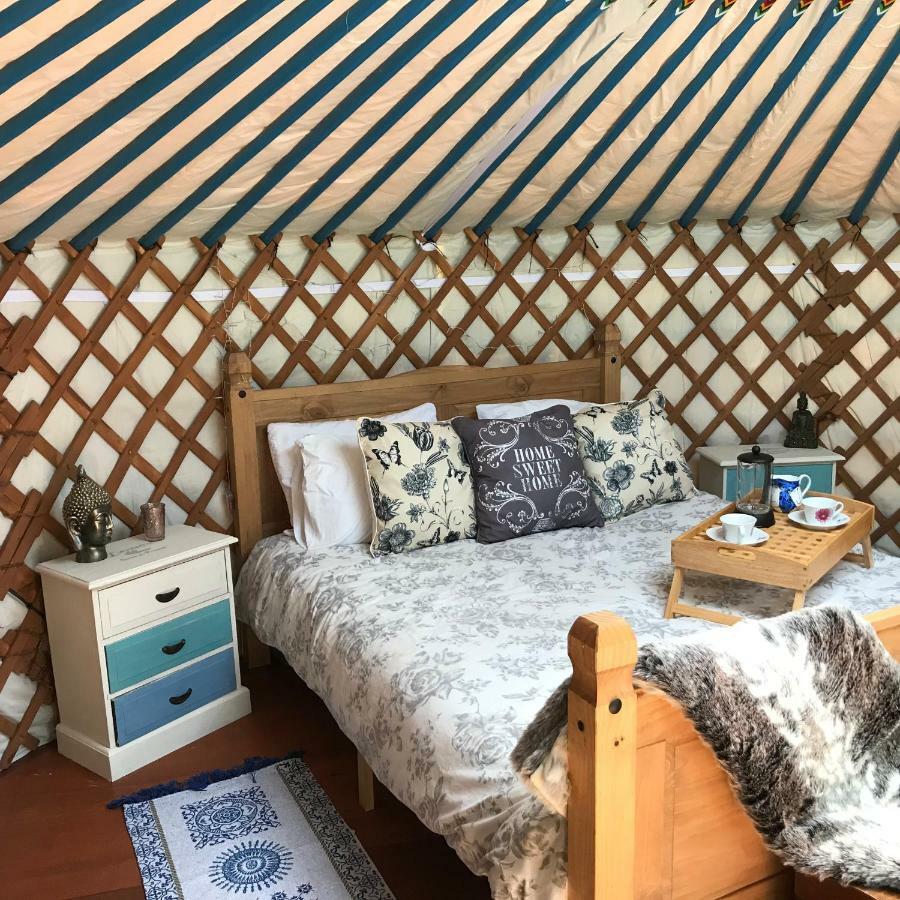 Отель French Fields Luxury Glamping Original Mongolian Yurt Le-Vieux-Cerier Экстерьер фото