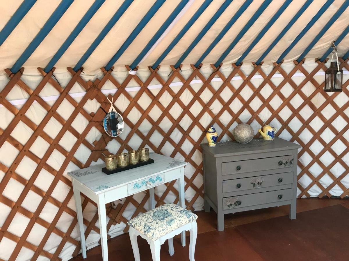 Отель French Fields Luxury Glamping Original Mongolian Yurt Le-Vieux-Cerier Экстерьер фото